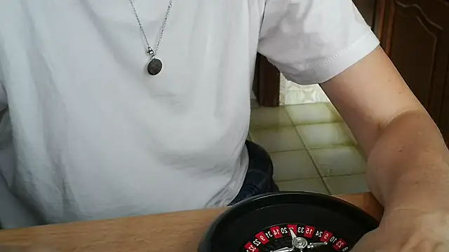 Snapshot of VeneRed chatting on 29, 10, 2025 VeneRed online show from 29, 10, 2025