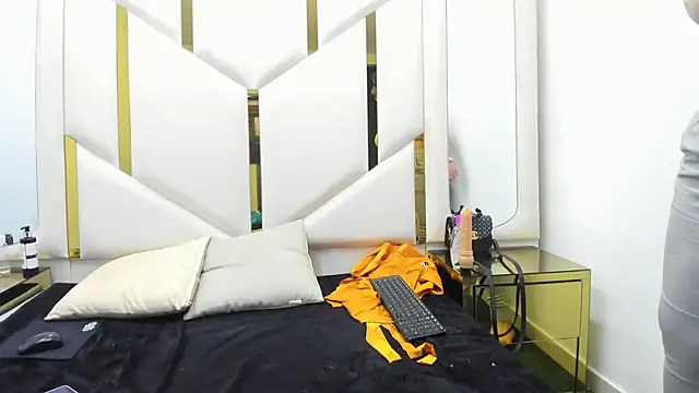 Criistaal  online show from 26, 12, 2024