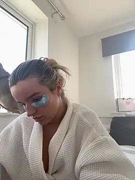 maisiesmithx online show from 24, 4, 2026