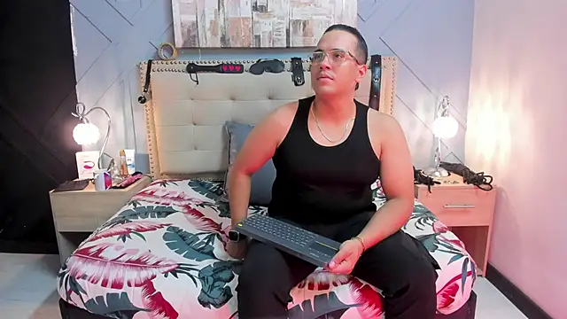 Snapshot of Vale_n_Matt chatting on 12, 12, 2024 Vale n Matt online show from 12, 12, 2024