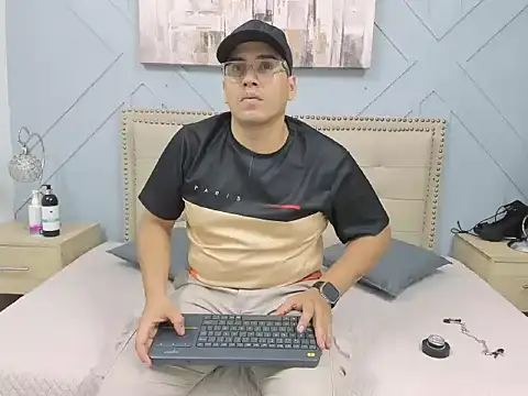 Snapshot of Vale_n_Matt chatting on 21, 9, 2025 Vale n Matt online show from 21, 9, 2025