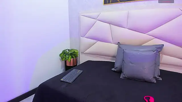 Snapshot of Vale_n_Matt chatting on 13, 11, 2025 Vale n Matt online show from 13, 11, 2025