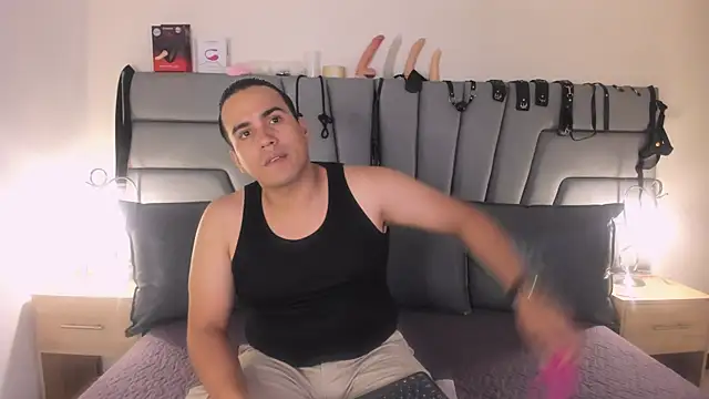 Snapshot of Vale_n_Matt chatting on 19, 11, 2025 Vale n Matt online show from 19, 11, 2025