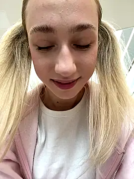 Snapshot of Lia__Love chatting on 12, 9, 2025 Lia Love online show from 12, 9, 2025