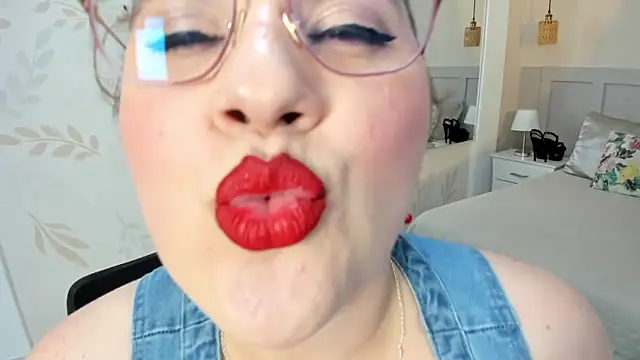 Snapshot of MartinaGuzmann chatting on 5, 6, 2026 MartinaGuzmann online show from 5, 6, 2026