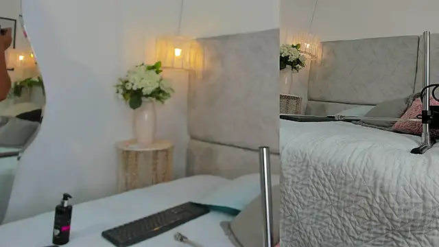 naomiii   online show from 14, 11, 2025