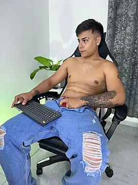 SantiagoReyesFtt online show from 15, 6, 2026