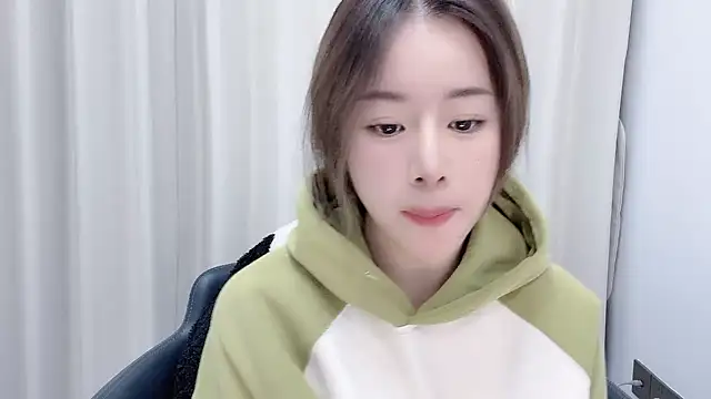 Snapshot of chloe-01 chatting on 15, 12, 2024 chloe-01 online show from 15, 12, 2024