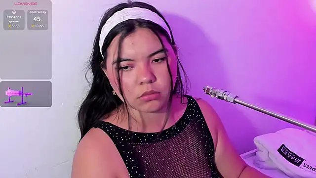 klhoe boobs online show from 25, 3, 2026