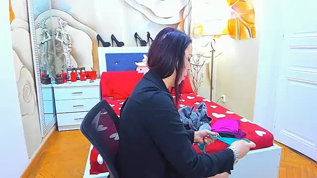 LauraSin online show from 23, 2, 2025