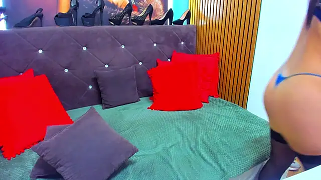 Snapshot of LauraSin chatting on 21, 4, 2026 LauraSin online show from 21, 4, 2026