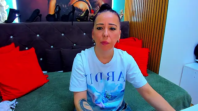 Snapshot of LauraSin chatting on 21, 5, 2026 LauraSin online show from 21, 5, 2026