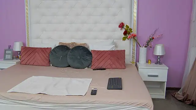 Lenna Paul online show from 4, 2, 2025