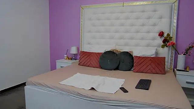 Lenna Paul online show from 13, 2, 2025