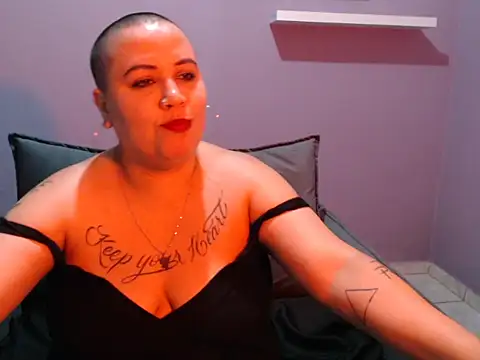 Snapshot of RevnaWalter chatting on 18, 10, 2025 RevnaWalter online show from 18, 10, 2025