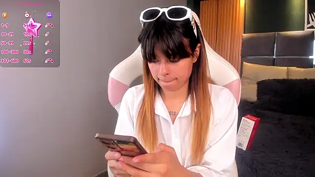 Snapshot of Antonella_Torres2 chatting on 10, 12, 2024 Antonella Torres2 online show from 10, 12, 2024