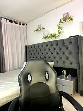 Snapshot of Amiirra_ chatting on 10, 9, 2025 Amiirra online show from 10, 9, 2025