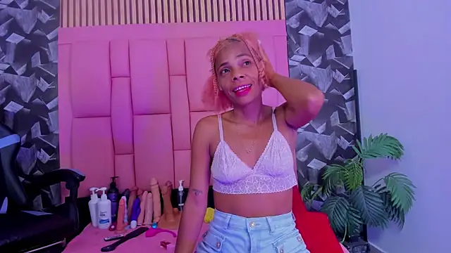 Snapshot of Brithanyslim chatting on 1, 12, 2025 Brithanyslim online show from 1, 12, 2025