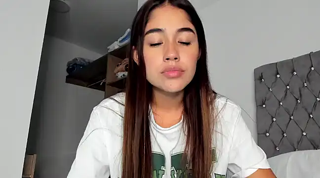 Snapshot of AriaMontgomery chatting on 12, 12, 2024 AriaMontgomery online show from 12, 12, 2024