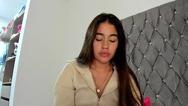 Snapshot of AriaMontgomery chatting on 4, 1, 2025 AriaMontgomery online show from 4, 1, 2025