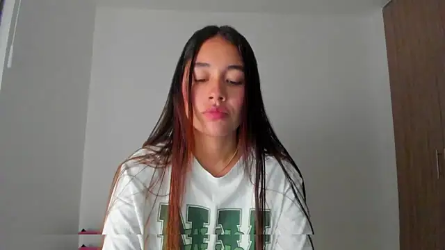 Snapshot of AriaMontgomery chatting on 27, 10, 2025 AriaMontgomery online show from 27, 10, 2025