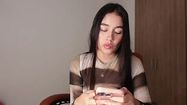 Snapshot of AriaMontgomery chatting on 17, 11, 2025 AriaMontgomery online show from 17, 11, 2025