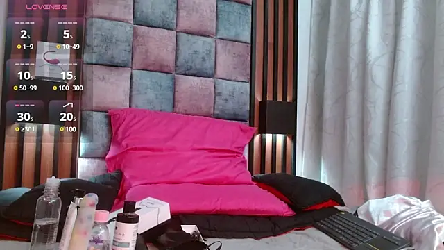 Saraa-restrepo online show from 4, 3, 2025