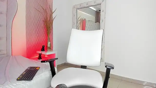 Lucii fer  online show from 13, 4, 2026