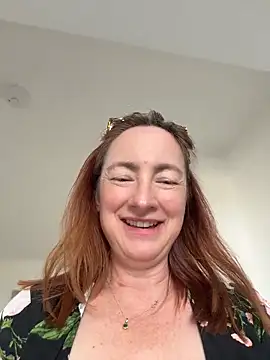 Snapshot of LouiseTswing chatting on 9, 6, 2026 LouiseTswing online show from 9, 6, 2026