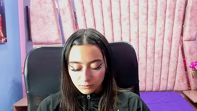 Miaa Thopmson online show from 19, 9, 2025