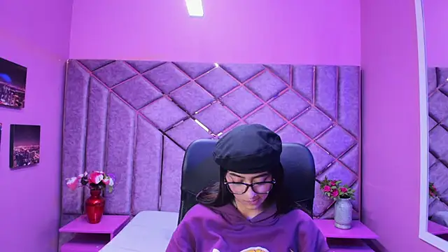 Miaa Thopmson online show from 29, 11, 2025