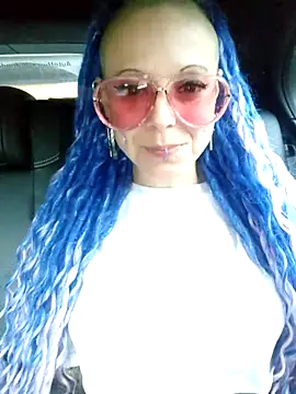 Snapshot of EdgesOfReality chatting on 10, 10, 2025 EdgesOfReality online show from 10, 10, 2025