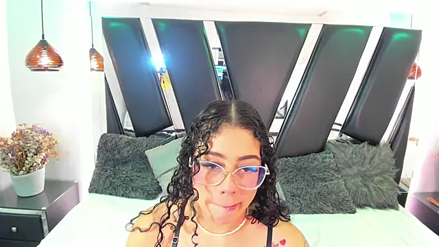 Snapshot of antonelllepiercee chatting on 23, 11, 2025 antonelllepiercee online show from 23, 11, 2025