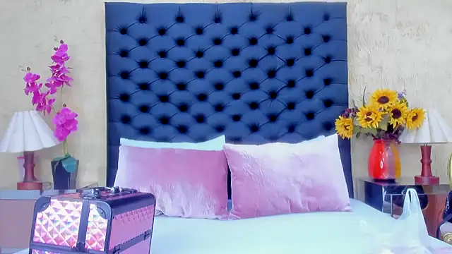 NahomiWhitel online show from 7, 10, 2025