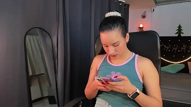Snapshot of emilyrouxe chatting on 28, 12, 2024 emilyrouxe online show from 28, 12, 2024