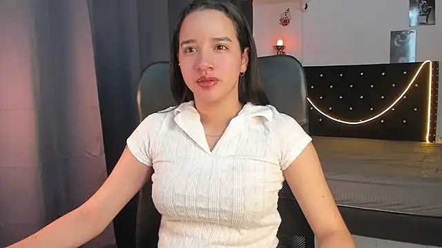 Snapshot of emilyrouxe chatting on 8, 1, 2025 emilyrouxe online show from 8, 1, 2025