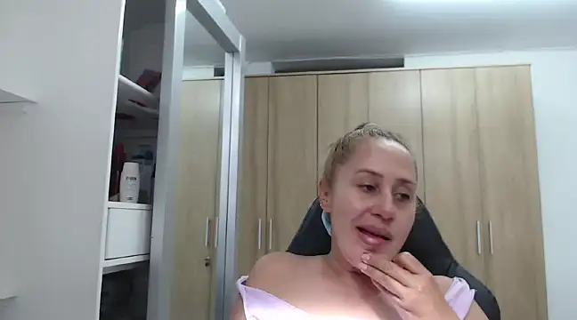 RoxanaLove9 online show from 5, 1, 2025