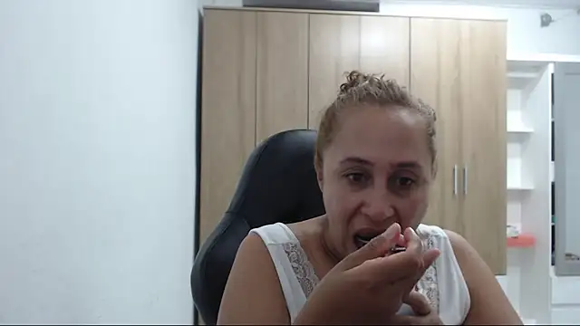 Snapshot of RoxanaLove9 chatting on 8, 5, 2026 RoxanaLove9 online show from 8, 5, 2026