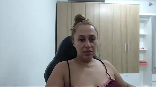 Snapshot of RoxanaLove9 chatting on 12, 5, 2026 RoxanaLove9 online show from 12, 5, 2026