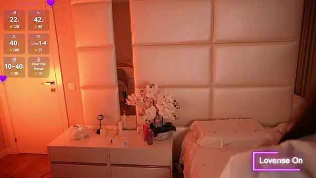 Lilly Colins online show from 2, 11, 2025