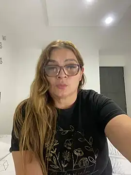 Snapshot of AntonellaAlondra4 chatting on 11, 1, 2025 AntonellaAlondra4 online show from 11, 1, 2025