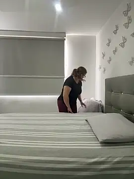 Snapshot of AntonellaAlondra4 chatting on 29, 10, 2025 AntonellaAlondra4 online show from 29, 10, 2025