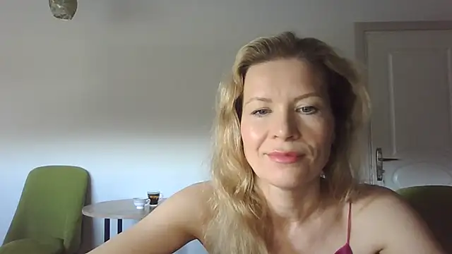 Snapshot of Juli_julyyy chatting on 20, 12, 2024 Juli julyyy online show from 20, 12, 2024