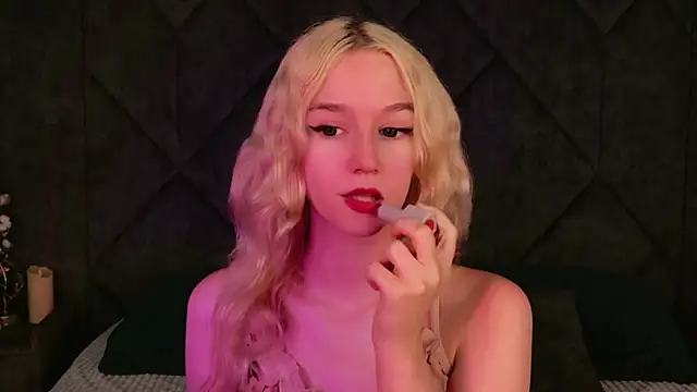 Snapshot of NaomiLoys chatting on 12, 9, 2025 NaomiLoys online show from 12, 9, 2025