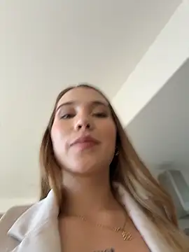 Snapshot of SophieRaily_ chatting on 7, 1, 2026 SophieRaily online show from 7, 1, 2026