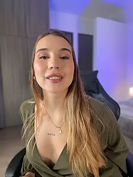 Snapshot of SophieRaily_ chatting on 12, 1, 2026 SophieRaily online show from 12, 1, 2026