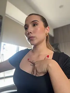 Snapshot of SophieRaily_ chatting on 14, 1, 2026 SophieRaily online show from 14, 1, 2026