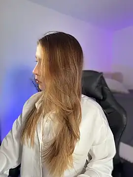 Snapshot of SophieRaily_ chatting on 2, 3, 2026 SophieRaily online show from 2, 3, 2026