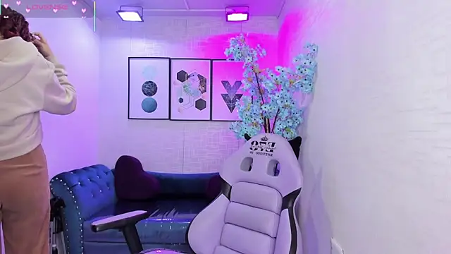 Snapshot of Theia_moon chatting on 2, 2, 2026 Theia moon online show from 2, 2, 2026