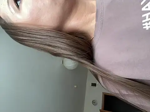 Snapshot of MiraMiss chatting on 18, 3, 2025 MiraMiss online show from 18, 3, 2025